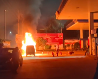गाजियाबाद के टीला शहबाजपुर गांव के पास पेट्रोल पंप पर गाड़ी में लगी भयानक आग, अफरा-तफरी