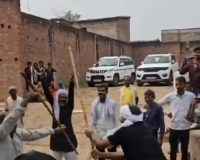 हमीरपुर में MLA मनोज प्रजापति ने निभाई बुंदेलखंड की परंपरा | लाठी लेकर खेली दिवारी!