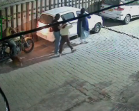 गाजियाबाद में बंदरों का आतंक, बाइक सवार युवक पर अचानक हमला; CCTV फुटेज वायरल