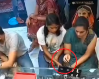 दिल्ली में ज्वेलरी शॉप पर चोरी, शातिर महिला ने नकली अंगूठी से बदली असली सोने की रिंग; CCTV में कैद हुई वारदात