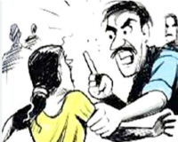 फर्रुखाबाद में पुलिस के सामने महिला का चीर हरण, दबंगों ने की बर्बर पिटाई, वीडियो वायरल