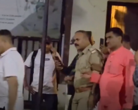 लखनऊ में रिश्वतकांड! दरोगा धनंजय सिंह 2 लाख लेते रंगे हाथों गिरफ्तार