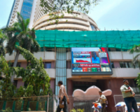 शेयर बाजार आज: सेंसेक्स और निफ्टी सपाट खुले, ऑटो-आईटी में खरीदारी तो मेटल और फाइनेंशियल शेयरों में गिरावट