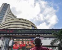 शिखर को छूकर फिसला निफ्टी-50, आईटी सेक्टर पर दबाव