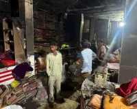 मुजफ्फरनगर में कपड़े के शोरूम में आग, शॉर्ट सर्किट से लाखों का नुकसान, 50 लाख से अधिक की क्षति
