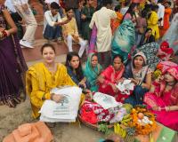 गाजियाबाद में छठ महापर्व की धूम, डूबते सूर्य को अर्घ्य देने उमड़े श्रद्धालु
