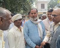 मुजफ्फरनगर में चकबंदी में 'बड़ा खेला', 70 मीटर जमीन वालों को 70 बीघा अलॉट; ग्रामीणों ने चकबंदी अधिकारी को घेरा