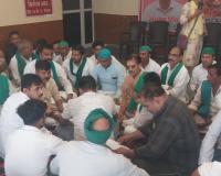 एसडीएम शामली के रवैये पर भड़के किसान, कलेक्ट्रेट पर दिया धरना — माफी के बाद खत्म हुआ विवाद