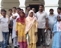 मुज़फ्फरनगर में चकबंदी कार्यालय में ग्रामीणों का हंगामा, महिलाओं ने दी आत्महत्या की चेतावनी