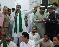 मुज़फ्फरनगर में भाकियू टिकैत कार्यकर्ताओं का बीएसए कार्यालय पर अनिश्चितकालीन धरना