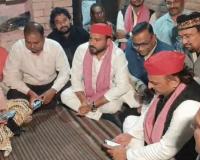 फतेहपुर में बड़ा सियासी घमासान: अखिलेश यादव पहुंचे मृतक लेखपाल के घर, 'सिस्टम की प्रताड़ना' का लगाया आरोप