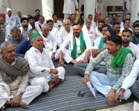 मुजफ्फरनगर में ग्रामीणों का चकबंदी कार्यालय पर प्रदर्शन, विधवा की जमीन पर प्रधान की 'काली नजर' का आरोप