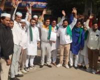 छपार थाने में भाकियू तोमर का हल्ला बोल: ओवरलोड ट्रकों से बढ़ रहीं दुर्घटनाएं, प्रशासन की चुप्पी पर जताया रोष