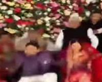 बलिया में शादी का स्टेज टूटते ही मचा हड़कंप! BJP नेताओं के साथ दूल्हा-दुल्हन गिरे, VIDEO वायरल