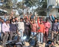 मुजफ्फरनगर में 8 घंटे से अधिक काम, फिर भी वेतन में कटौती; संविदा बिजलीकर्मियों ने शोषण के खिलाफ उठाई आवाज़