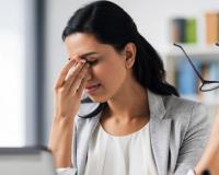 मोबाइल-लैपटॉप के घंटों इस्तेमाल से आंखों की रोशनी हो रही कम, रोजाना करें ये आसान योगासन