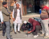 शामली में नगर पालिका द्वारा बनाई गई हॉट मिक्स सड़कों की डीएम के आदेश पर की गई जांच, सभासदों ने की थी शिकायत