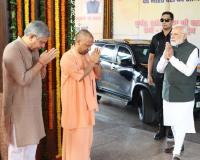 PM मोदी ने देश को चार और वंदेभारत की दी सौगात, दिखाई झंडी, वाराणसी से खजुराहो जाना हुआ आसान, हर-हर महादेव की गूंज