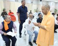 “सीएम योगी ने नवम्बर के पहले सोमवार को किया जनता दर्शन, 60 से अधिक पीड़ितों की सुनी फरियादें”