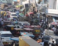 शामली: सड़कों के निर्माण के कारण शहर में भीषण जाम, वाहन चालकों और किसानों की घंटों मुश्किल