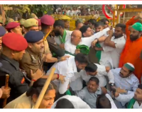 नोएडा किसान आंदोलन उग्र: 81 गांवों के किसानों ने तोड़े बैरिकेड, प्राधिकरण दफ्तर में घुसने का किया प्रयास; पुलिस से झड़प