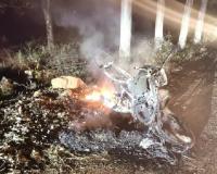 भीषण हादसा: पिकअप से टकराई बाइक में लगी आग, शादी का कार्ड बांटकर लौट रहे दो चचेरे भाइयों की मौत