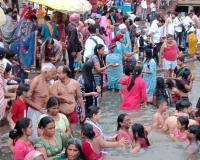 काशी में हरि प्रबोधिनी एकादशी पर गंगा तट पर आस्था का सैलाब, शाम को तुलसी–शालिग्राम विवाह