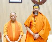 मुख्यमंत्री योगी ने की आचार्य कैलाशानन्द गिरी महाराज से भेंट, ऐतिहासिक सांस्कृतिक झलक' पुस्तकों का किया लोकार्पण