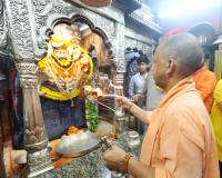 मुख्यमंत्री योगी आदित्यनाथ ने काशी विश्वनाथ और कालभैरव मंदिर में किया पूजन, प्रदेश की सुख-शांति की कामना 