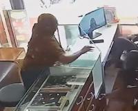 20 सेकंड में 20 थप्पड़! अहमदाबाद में ज्वैलर ने लुटेरी महिला को मिर्ची पाउडर फेंकने के बाद रंगे हाथ पकड़ा