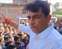 अंता उपचुनाव में बड़ा हंगामा: कीचड़ में बैठकर धरना देने पहुंचे निर्दलीय नरेश मीणा