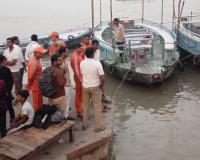 वाराणसी में गंगा स्नान के दौरान दो युवक डूबे, एक की तलाश जारी