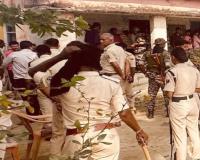 बिहार चुनाव 2025: दरभंगा में बुजुर्ग के खिलाफ वोट दबाने पर बवाल; पत्थरबाज़ी की अफवाह, पुलिस ने दो को पकड़ा