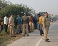 अमेठी में सड़क किनारे मिला युवक का शव, ट्रक से गिरने की आशंका,पुलिस कर रही पहचान की कोशिश