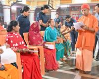 CM योगी का लगा जनता दरबार,सुनी लोगों की समस्याएं,बोले-जरूरतमंद को मिलेगा आवास, बिटिया की शादी में भी होगी मदद