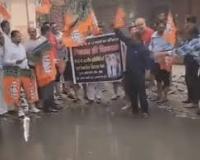 मेरठ में जलभराव से नाराज लोगों ने हाथों में भाजपा के झंडे लेकर नगर निगम कार्यालय के बाहर किया प्रदर्शन