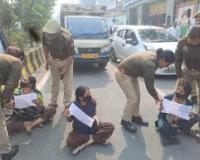 मेरठ में महिला ने भाजपा नेता पर आरोप लगाते हुए SSP कार्यालय पर धरना दिया, आत्मदाह की धमकी