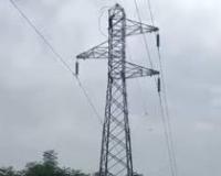 कौशाम्बी में हाईवोल्टेज pole ड्रामा: युवक पुलिस और परिजनों की मदद से सुरक्षित नीचे उतरा