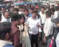 जालौन में इश्क का हाईवोल्टेज ड्रामा — बीच सड़क पर दो प्रेमियों में जमकर मारपीट!