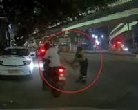 सड़क पर जिप खोलकर करने लगा अश्लीलता, महिला सफाईकर्मी ने झाड़ू से पीटा