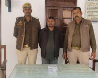 बांदा में मदद का झांसा देकर एटीएम कार्ड बदलने वाले गिरोह का सदस्य गिरफ्तार, 50 हजार नकद व 5 एटीएम कार्ड बरामद