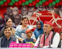 नोटबंदी में जन्मे 'खजांची' का 9वां जन्मदिन अखिलेश यादव ने मनाया; सीएम योगी पर कसा तंज