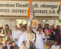 नोएडा में कांग्रेस कार्यकर्ताओं ने वोट चोरी के खिलाफ प्रदर्शन कर राष्ट्रपति को ज्ञापन सौंपा