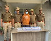 नोएडा में नशे का आदी चोर गिरफ्तार, घर से लाखों के जेवरात और कीमती सामान चोरी