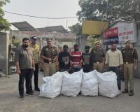 नोएडा पुलिस ने फ्लिपकार्ट ट्रक से चोरी करने वाले 3 बदमाश गिरफ्तार, 20 लाख का माल बरामद