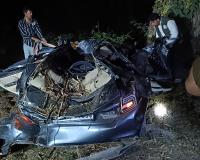 मुज़फ्फरनगर में गन्ने से भरा ट्रक कार पर पलटा, दो युवक गंभीर रूप से घायल