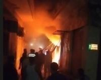 खतौली में भाजपा नेता के फुटवियर गोदाम में लगी भीषण आग, लाखों का माल स्वाहा