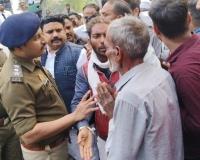 मुज़फ्फरनगर में बवाल: हत्या के बाद ग्रामीणों ने शव सड़क पर रखकर लगाया जाम, महिलाओं ने थाने में की तोड़फोड़