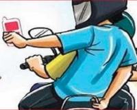 नोएडा में बाइक सवार बदमाशों ने दो लोगों के कीमती मोबाइल लूटे, पुलिस जांच में जुटी