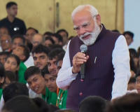 प्रधानमंत्री मोदी छत्तीसगढ़ पहुंचे, बच्चों से की 'दिल की बात', दिखाया स्नेह और जुड़ाव